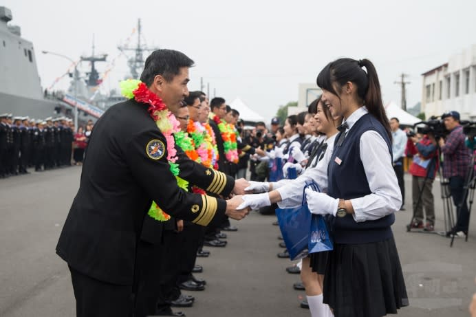 立志中學學生代表於25日的海軍敦睦遠航支隊高雄港開放參觀開幕活動中，獻花給官兵代表。（軍聞社記者周力行攝）