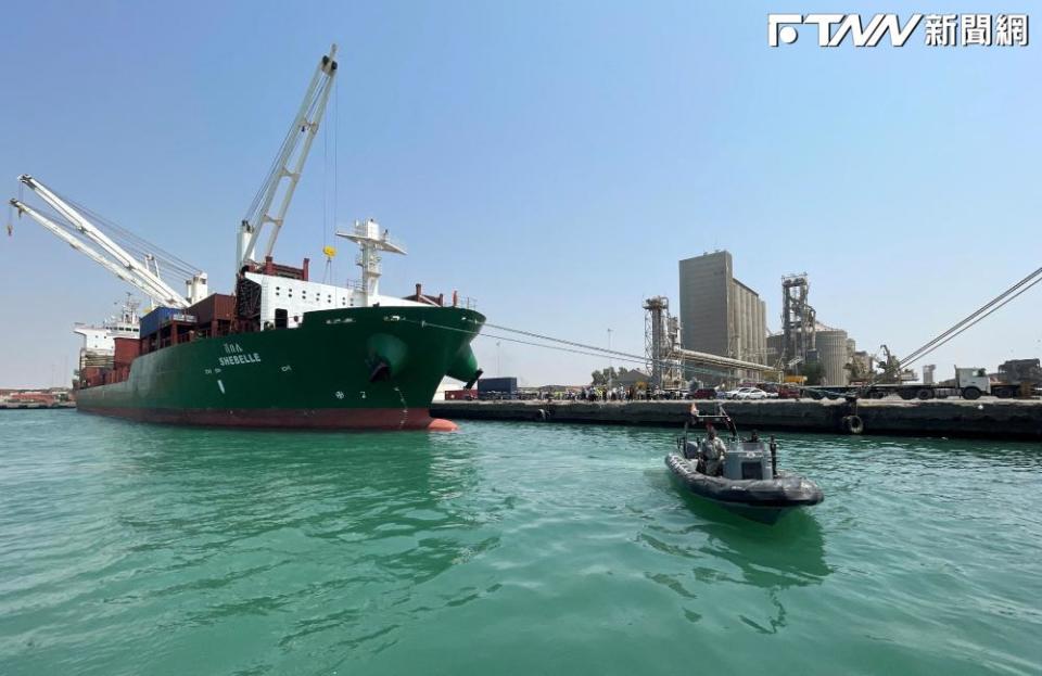 去年2月，一艘貨櫃商船停靠在葉門武裝組織控制的紅海旁荷台達港口。（圖／路透社）