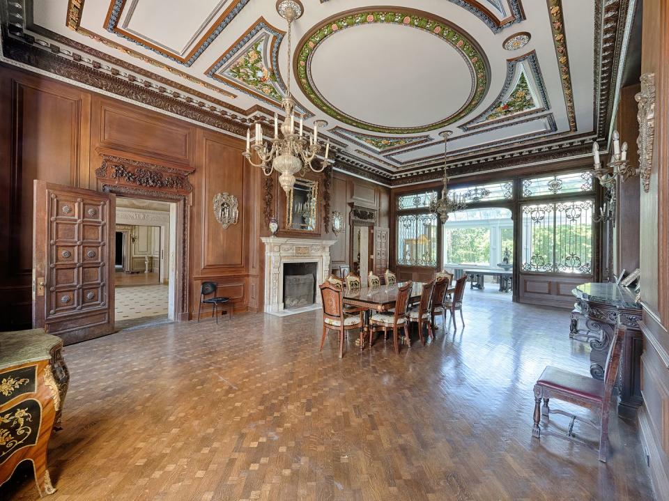 Note the floral detailing on the paneled ceiling.