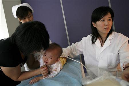 A child undergoes a medical check for possible kidney stones at a hospital in Shanghai in this September 27, 2008 file photo. REUTERS/Nir Elias/Files