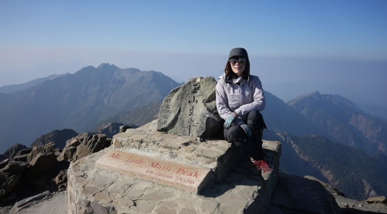 為了節目開場，舒夢蘭克服高山症攀登台最高峰-玉山主峰3952M。（圖／東森新聞）