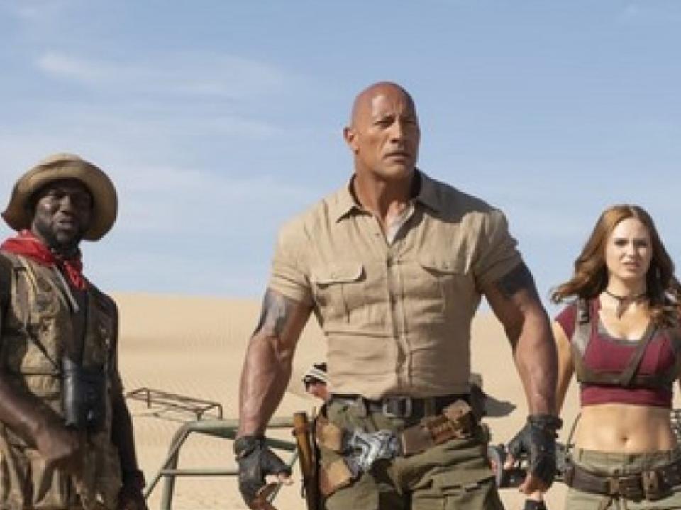 "Jumanji: The Next Level": Franklin "Mouse" Finbar (Kevin Hart, l.), Dr. Smolder Bravestone (Dwayne Johnson) und Ruby Roundhouse (Karen Gillan) sind in der Wüste gelandet. (Bild: Frank Masi 2019 Columbia Pictures Industries, Inc.)