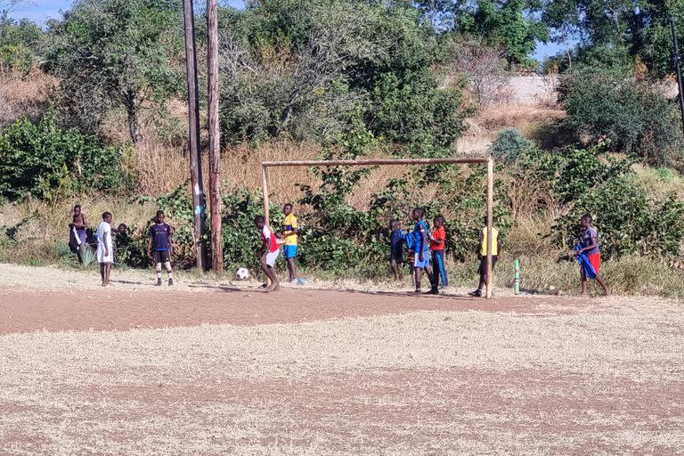 Además del club, la cancha del New Hope Waves FC es usada todos los días por chicos de la ONG