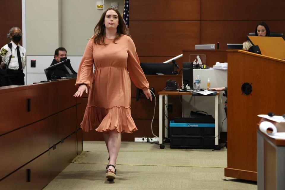 Madeline Wilford, , antigua alumna de la escuela Marjory Stoneman Douglas, sale del estrado de los testigos después de describir cómo fue atacada su aula y le dispararon. . Mike Stocker South Florida Sun Sentinel
