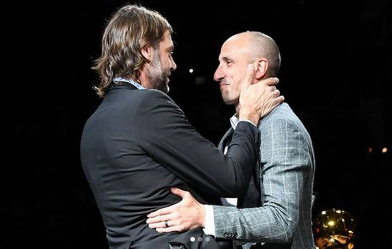 Amigos dentro y fuera de la cancha de básquetbol: Oberto y Ginóbili, durante la ceremonia de retiro de la camiseta N° 20 de Manu de los Spurs; el bahiense este sábado ingresará en el Salón de la Fama