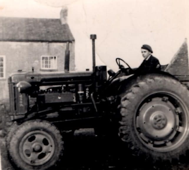 Robert Britton war die zweite Generation von Brittons im Old Hall, aber die erste mit einem Traktor