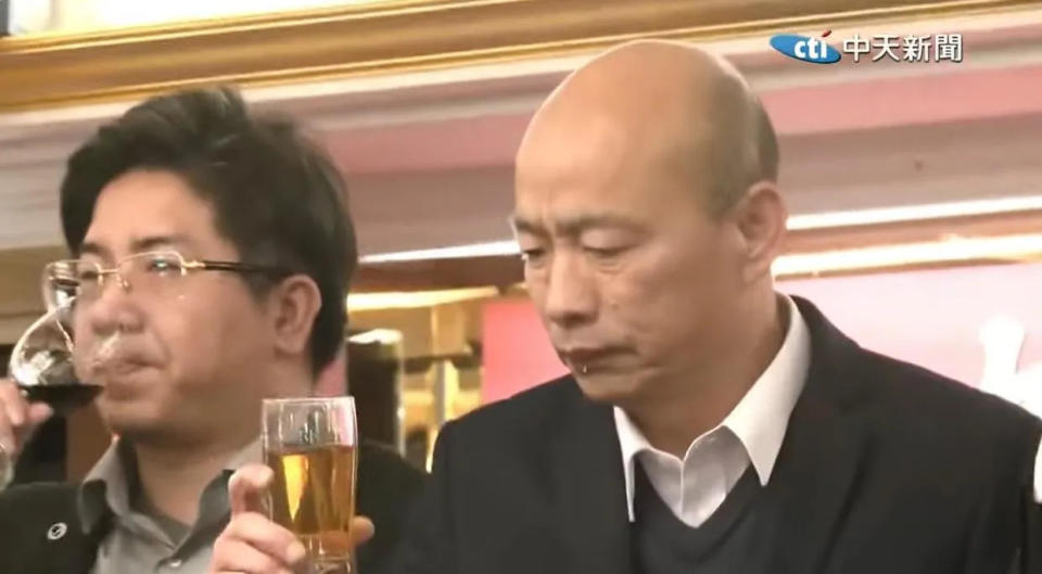 <strong>立法院長韓國瑜1日出席工商總會春酒時喝到熱茶＋威士忌當場眉頭一皺。（資料照／中天新聞）</strong>