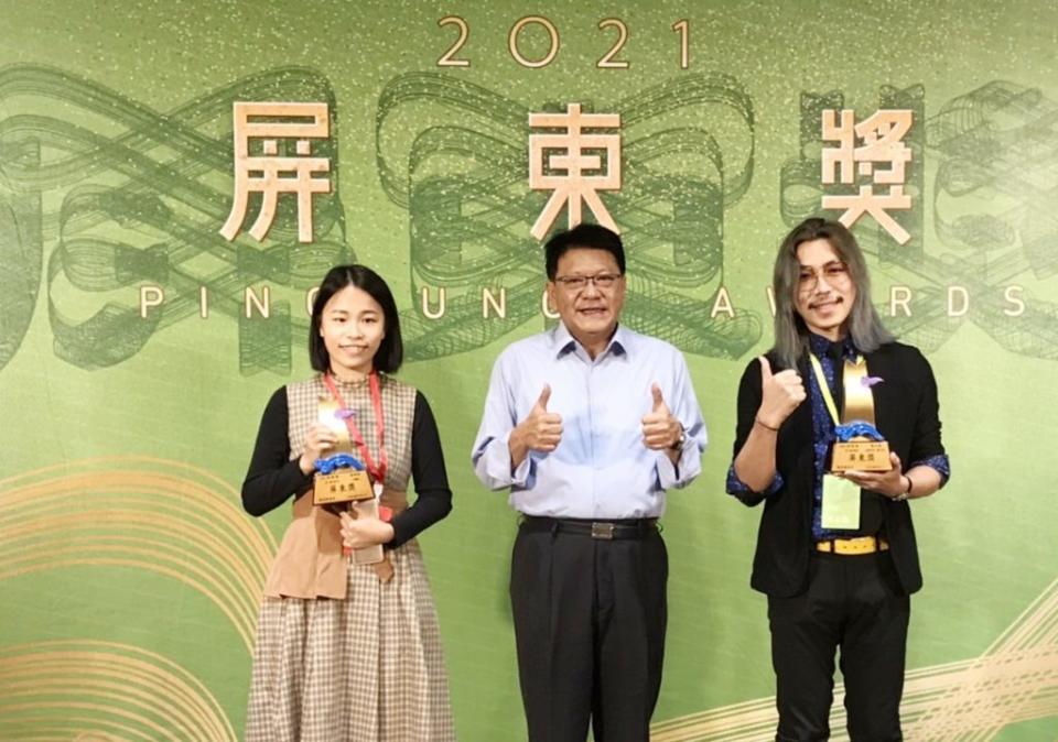 屏東獎首獎得主分由翁雅琪（左）、張志達（右）奪得，由縣長潘孟安頒獎。 （記者毛莉攝）