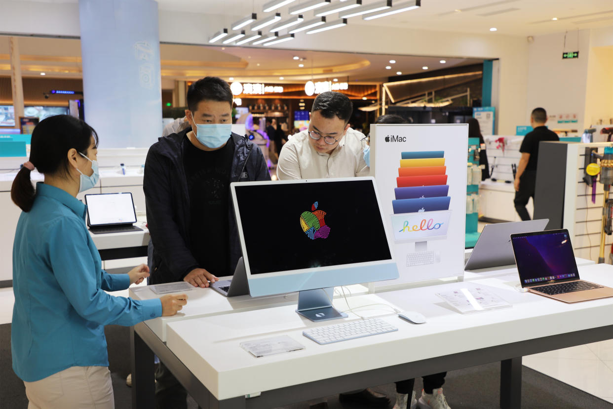 SHENZHEN, CHINA - NOVEMBER 29, 2021 - An Apple store is seen in Shenzhen, Guangdong Province, China, on November 29, 2021. (Photo credit should read Wang Jianfeng / Costfoto/Barcroft Media via Getty Images)