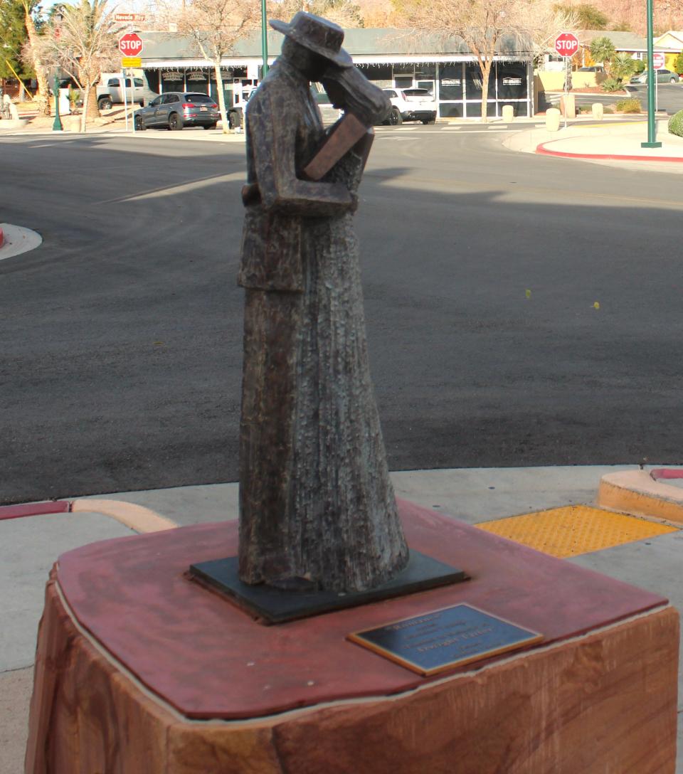 The town is full of wonderful metal sculptures for wonderful photo opportunities, as seen on 12/07/24. Seems as though each corner has an artwork for viewing, this one a couple in love.