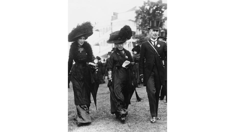 Spectators, including the Marchioness of Camden, at the Royal Ascot race meeting at Ascot Racecourse, Berkshire, June 1910.  (Photo by Topical Press Agency/Getty Images)