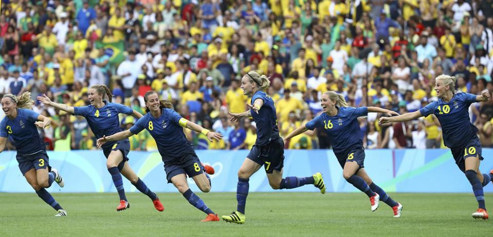 <p>Dahlkvist of Sweden (C) celebrates with teammates after scoring the winning goal during the penalty shoot out at the women’s soccer semifinal between Brazil and Sweden on August 16, 2016. (REUTERS/Leonhard Foeger) </p>