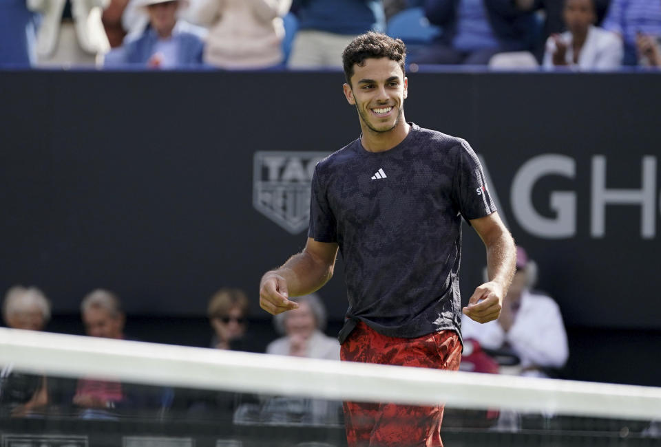 Francisco Cerúndolo celebra su victoria ante Tommy Paul para conquistar el título del torneo de Eastbourne, el sábado 1 de julio de 2023. (Gareth Fuller/PA vía AP)