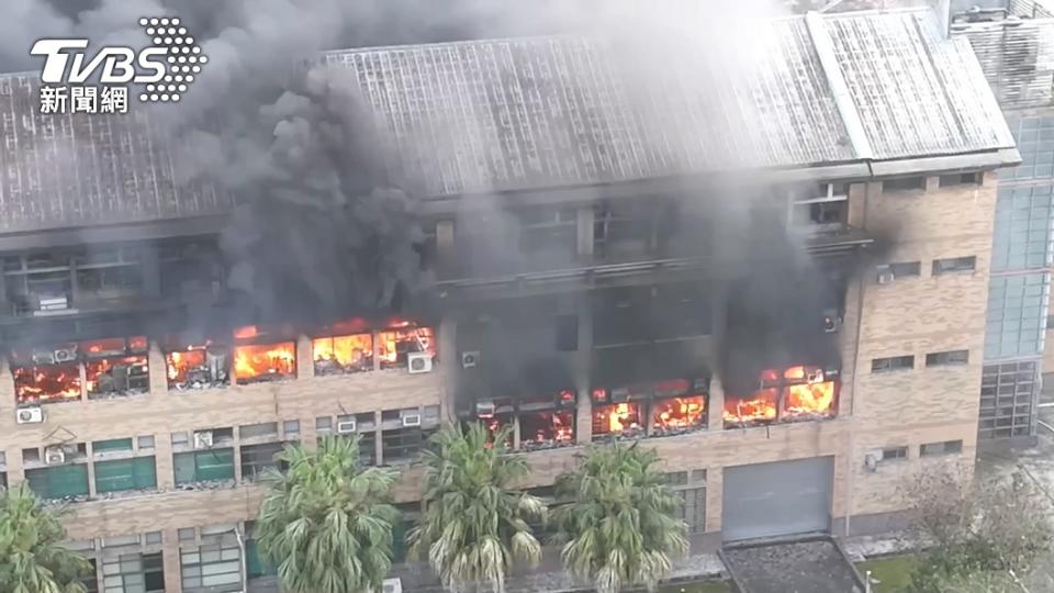 東華大學四樓理工實驗室疑似因化學物品傾倒，造成火勢劇烈蔓延。（圖／TVBS）