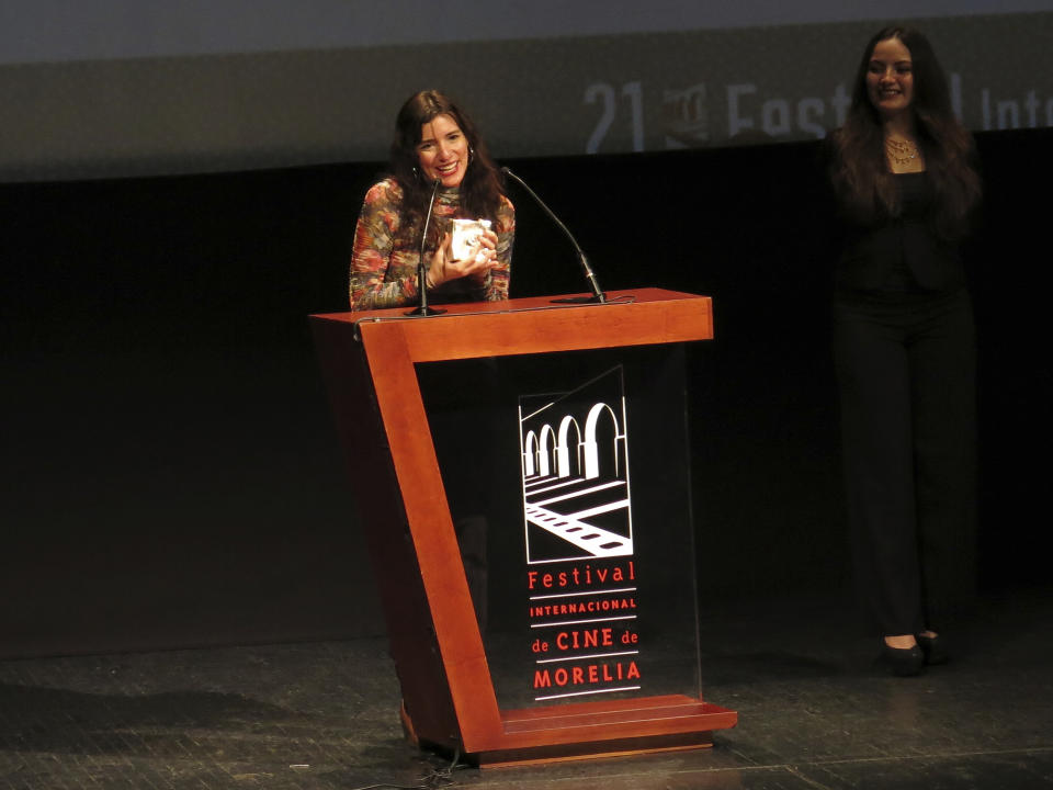 La directora mexicana Lila Avilés recibe el premio de mejor dirección de largometraje mexicano de ficción por "Tótem", en el Festival Internacional de Cine de Morelia, el viernes 27 de octubre de 2023, en Morelia, México. (Foto AP/Berenice Bautista)