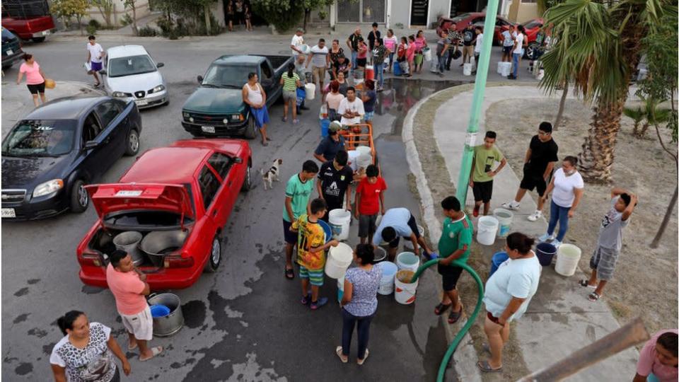 Fila de personas esperando agua en Monterrey