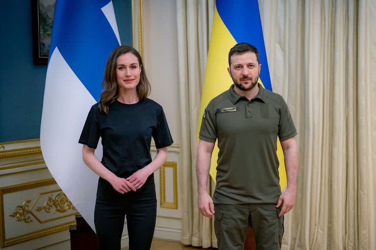 La Primera Ministra de Finlandia y el presidente ucraniano, Volodymyr Zelensky 