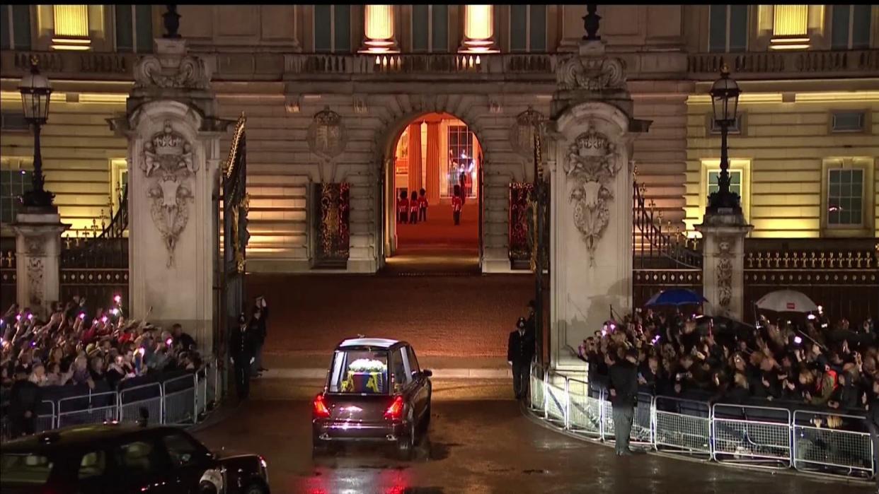 Le cercueil de la reine Elizabeth passe les grilles du Buckingham palace, le 13 septembre 2022.  - BFMTV