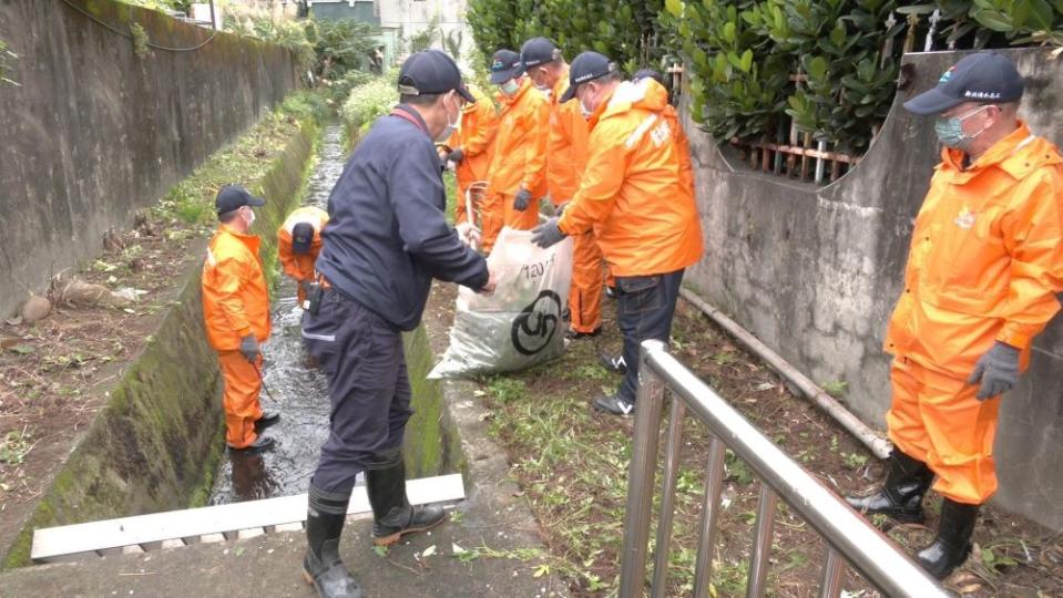 《圖說》偵水志工於下雨前進行異物排除。〈水利局提供〉