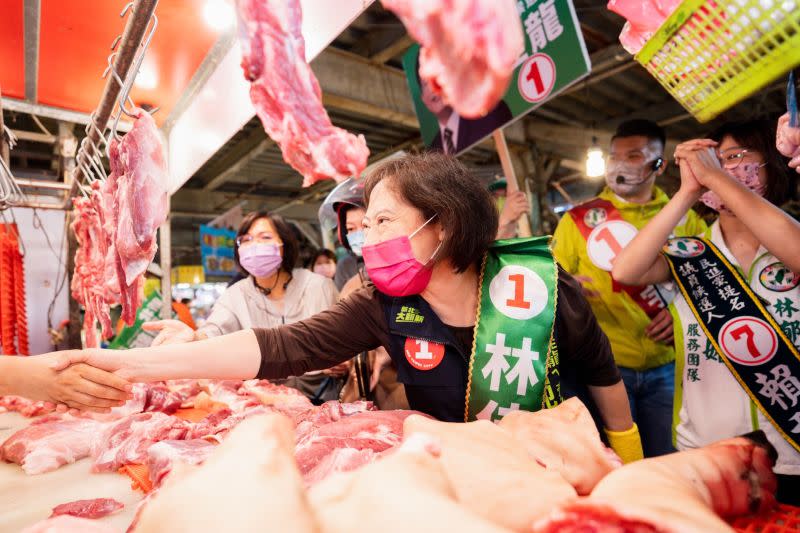 ▲廖婉如代替林佳龍赴五股掃街，獲得鄉親熱烈歡迎。（圖／林佳龍辦公室提供）