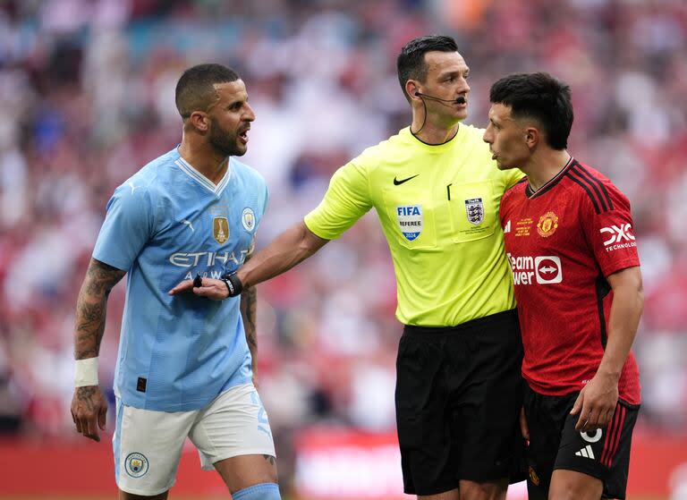 El árbitro separa a Kyle Walker y Lisandro Martínez, que se cruzaron cuando el argentino debía dejar la cancha para ser reemplazado