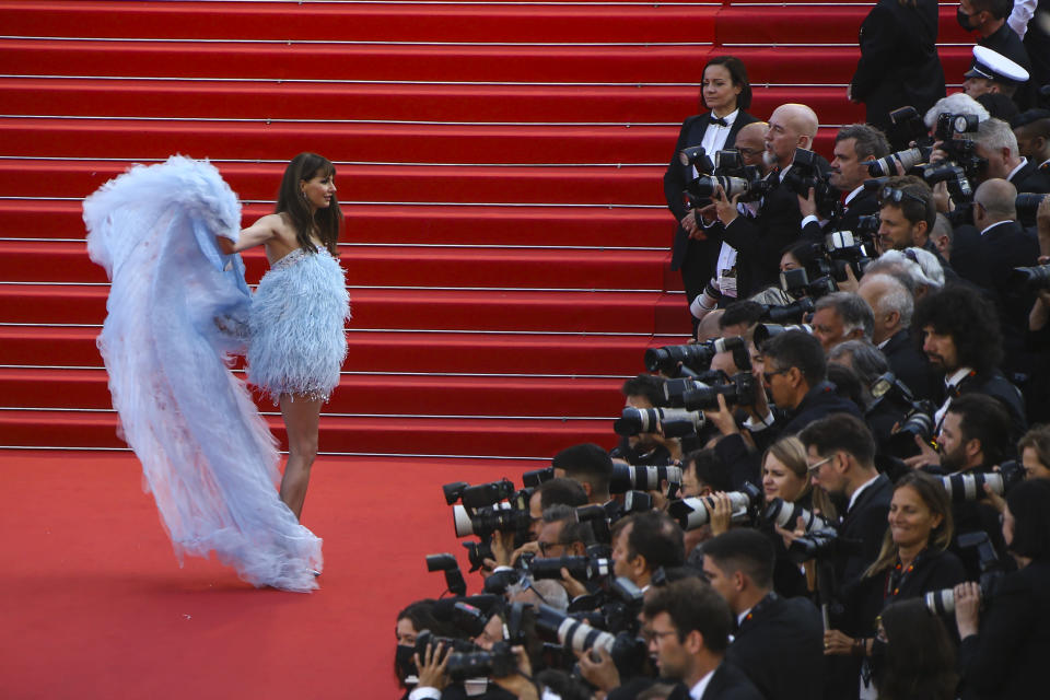Frederique Bel posa al llegar a la ceremonia inaugural y estreno de "Final Cut" en el Festival de Cine de Cannes, el martes 24 de mayo de 2022 en Cannes, Francia. (Foto AP/Dionisia Vasilopoulou)