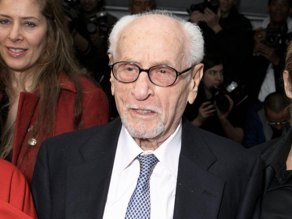 Eli Wallach at the premiere of "The Holiday"