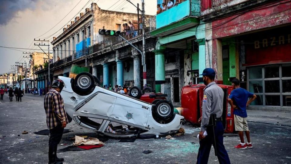 Autos volteados de la policía