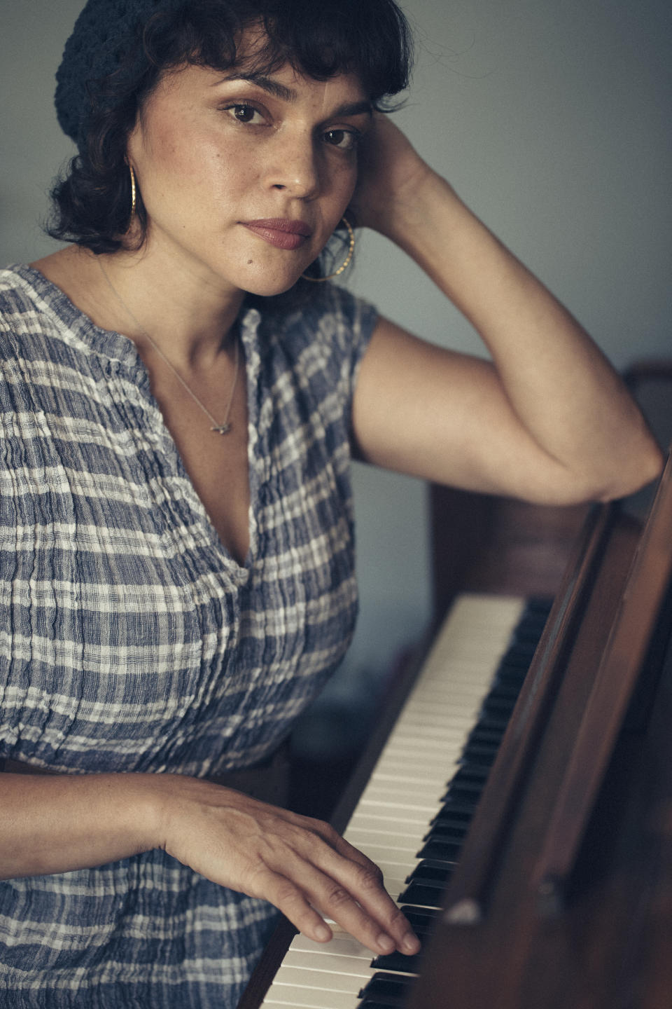 ARCHIVO - La cantautora Norah Jones posa para un retrato en el estado de Nueva York el 8 de junio de 2020. Para Jones, el álbum "Little Broken Hearts" es una lección sobre cómo aprovechar al máximo una mala experiencia. A una década de su lanzamiento el álbum se destaca como una pequeña joya. (Foto Victoria Will/Invision/AP)