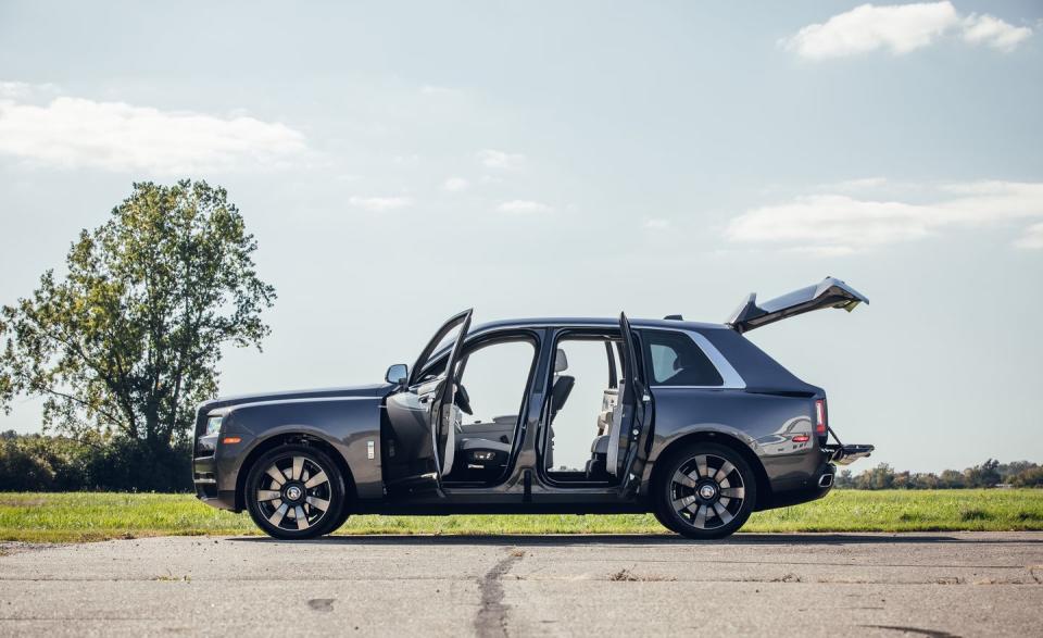 2019 Rolls-Royce Cullinan Puts Old-School Luxury into a New-Age Form