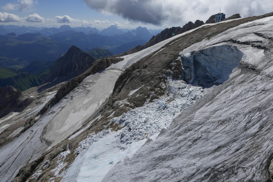 Sector del glaciar Marmolada de los Alpes italianos del que se desprendió una enorma masa de hielo que mató a por lo menos siete personas el domingo 3 de julio del 2022. Foto del 6 de julio. (AP Photo/Luca Bruno)