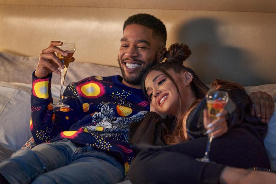 DON'T LOOK UP (L to R) SCOTT MESCUDI (KID CUDI) as DJ CHELLO, ARIANA GRANDE as RILEY BINA. Cr. NIKO TAVERNISE/NETFLIX © 2021