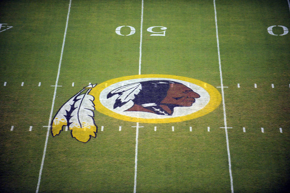 ARCHIVO - En esta foto del 28 de agosto de 2009, el logo de los Redskins de Washington previo a un juego de la NFL ante los Patriots de Nueva Inglaterra en Landover, Maryland. (AP Foto/Nick Wass, archivo)