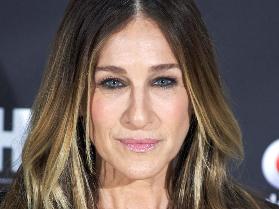 Sarah Jessica Parker soll am Beginn ihrer Laufbahn von einem "großen Filmstar" bedrängt worden sein. Das gestand die 54-Jährige nun in einem Interview über die MeToo-Bewegung.