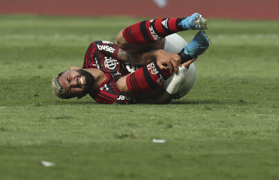 El delantero Gabriel Barbosa de Flamengo de Brasil tras sufrir un golpe durante la final de la Copa Libertadores ante River Plate de Argentina, el sábado 23 de noviembre de 2019. (AP Foto/Martin Mejía)