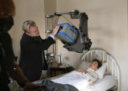 En esta imagen proporcionada por Universal Pictures el cineasta Christopher Nolan trabaja con una cámara IMAX en el set con el actor Cillian Murphy durante la filmación de "Oppenheimer." (Melinda Sue Gordon/Universal Pictures vía AP)