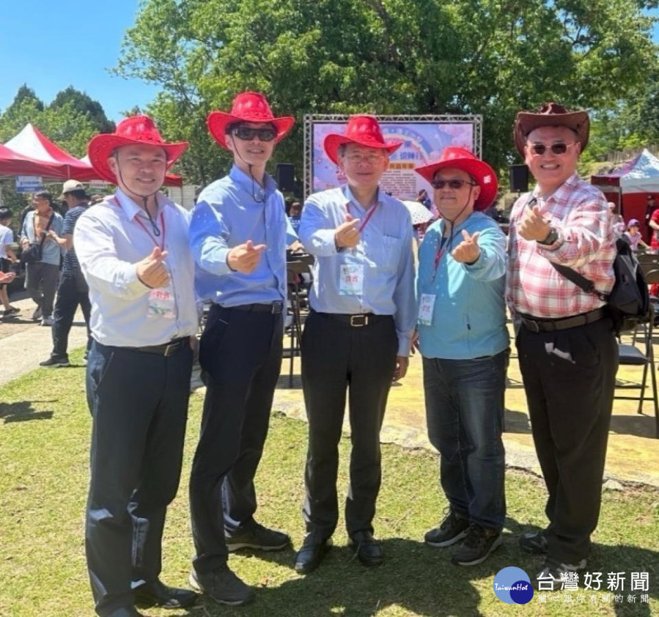 臺中榮民總醫院與清境農場在清境農場青青草原舉辦「清境『童』樂・與『廉』逗陣行~中榮醫療・廉手出擊」嘉年華活動，邀輔導會所屬「安養、服務、醫療及農場」等機構，以及中彰投嘉等地區檢、調、國稅、縣市政府等21個機關共同參與。（圖/台中榮總醫院）