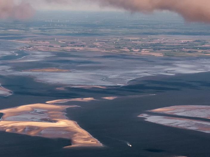 Photo aérienne au-dessus de la mer des Wadden de la Frise du Nord, vestiges de Rungholt au milieu de l'image