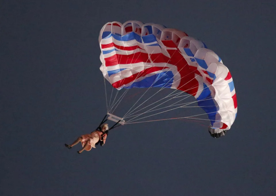 Una artista que interpreta el papel de la reina británica Isabel II se tira en paracaídas desde un helicóptero durante la ceremonia de apertura de los Juegos Olímpicos de Londres 2012 (Fabrizio Bensch / Reuters).