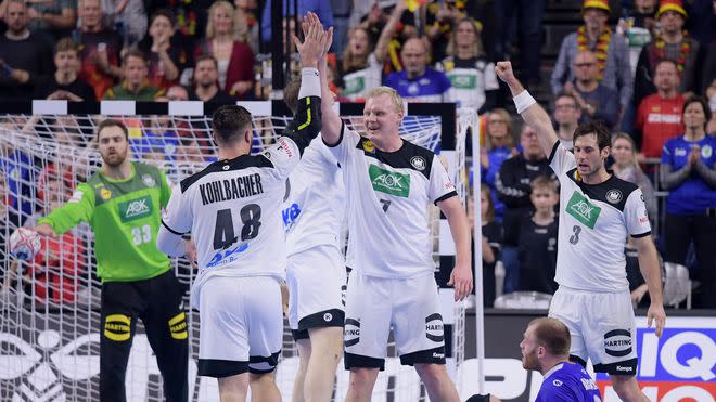 Hauptrundenstart geglückt, Halbfinale im Visier: Die deutschen Handballer haben bei der Heim-WM dank ihres Abwehr-Bollwerks mit einem starken Torhüter Andreas Wolff den nächsten Schritt Richtung Medaille gemacht. Die weiterhin ungeschlagene Mannschaft von Bundestrainer Christian Prokop besiegte Island im Hexenkessel Kölnarena mit 24:19 (14:10) und übernahm mit 5:1 Punkten die Tabellenführung in der Gruppe I. (Alle Ergebnisse zur Handball-WM) "Das ist die schönste Zeit, die wir erleben. Wir haben den ersten schweren Schritt gemacht", sagte Prokop in der ARD. Bester Werfer der Auswahl des DHB vor 19.250 begeisterten Zuschauern war Steffen Fäth mit sechs Toren, Kapitän Uwe Gensheimer erzielte fünf Treffer. Am Montag (20.30 Uhr im LIVETICKER) trifft das DHB-Team im Duell der Ex-Weltmeister auf Kroatien (4:0). Zum Abschluss der Hauptrunde wartet am Mittwoch Europameister Spanien (20.30 Uhr im LIVETICKER) ANZEIGE: Jetzt aktuelle Handball-Trikots kaufen - hier geht es zum Shop Prokop nahm einige Stunden vor der Begegnung seinen ersten von möglichen drei personellen Wechseln vor. Europameister Kai Häfner von der TSV Hannover-Burgdorf rückte für den Leipziger WM-Debütanten Franz Semper in das Aufgebot. Steffen Weinhold kehrte nach seiner im Frankreich-Spiel erlittenen Adduktorenzerrung zumindest in den Kader zurück. ## Halbzeit-Ständchen für Joachim Deckarm Unter den Augen von Handball-Ikone Joachim Deckarm, der seinen 65. Geburtstag zusammen mit den 78er-Weltmeistern feierte und sichtlich bewegt dem Ständchen in der Halbzeitpause lauschte, kamen die Gastgeber in ihrem "Wohnzimmer" glänzend ins Spiel. Fäth hämmerte den Ball zum 5:2 in den Winkel (7.). Danach schlichen sich allerdings einige Fehler ins Spiel des Gastgebers ein. Einige Anspiele fanden den Mitspieler nicht, gute Torchancen blieben ungenutzt. Im Positionsangriff tat sich die DHB-Auswahl schwer. Der Ex-Kieler Aron Palmarsson traf zur ersten Führung der Gäste (6:5/13.). ## Wiencek und Pekeler als Mauer Prokop reagierte sofort und nahm eine Auszeit. "Wir müssen bei uns bleiben und dürfen uns nicht verrückt machen lassen", forderte der Bundestrainer. Seine Spieler hörten gut zu. Der Innenblock um Patrick Wiencek und Hendrik Pekeler war schier unüberwindbar, und die daraus resultierenden Ballgewinne nutzte der dreimalige Weltmeister immer wieder zu leichten Toren. Auch für Kapitän Gensheimer ein wichtiger Schlüssel zum Erfolg: "19 Gegentore ist eine Hausnummer, das ist ganz große Klasse. Das Zusammenspiel Abwehr und Torwart war entscheidend, aber auch die Gegenstoß-Tore, die ganz wichtig sind", so der Außenspieler nach der Partie bei SPORT1. Das DHB-Team setzte sich so von 9:9 (22.) auf 13:9 (27.) ab - die Arena kochte. Bezeichnend für das deutsche Spiel war der Treffer zum zwischenzeitlichen 12:9: Paul Drux erkämpfte sich mit einem Hechtsprung den Ball, Patrick Groetzki leitete sehenswert zu Gensheimer weiter, der eiskalt vollendete. ## Brand zeigt sich beeindruckt von der Stimmung "In einigen Situationen können wir noch etwas wacher sein. Wir spielen es aber gut. Wenn wir so weitermachen, werden wir das Spiel hundertprozentig gewinnen", sagte Teammanager Oliver Roggisch in der Halbzeitpause, während sich Ex-Bundestrainer Heiner Brand, der Deutschland beim Wintermärchen 2007 zum WM-Titel geführt hatte, beeindruckt von der "sensationellen Stimmung" zeigte. Auch DHB-Kapitän Uwe Gensheimer blieb von der Atmosphäre nicht unberührt. "Es ist schwierig, emotional runterzufahren nach solchen Spielen. Aber ich bin froh, dass ich das Ganze mit 32 Jahren mitnehmen und empfinden kann, was für ein Privileg es ist, hier zu spielen." Fabian Wiede konnte dem nur zustimmen. "Die 5000 oder 6000 Leute mehr hat man gehört. Unbeschreiblich." "Man kann langsam erahnen, was die Weltmeister von 2007 meinten mit dieser Stimmung in dieser Halle. Man merkt, dass hier noch ein paar mehr Leute dabei sind. Was die Fans allein schon vor dem Anpfiff beim Warmmachen veranstaltet haben und dann auch nach dem Spiel, war richtig klasse", bestätigte auch Pekeler. Die kampfstarken Isländer gaben aber auch ohne Palmarsson nicht auf, der nach rund 20 Minuten angeschlagen von der Platte musste. Der Olympia-Zweite von 2008 verkürzte auf 16:18 (41.). Doch ein gehaltener Siebenmeter von Wolff und und Fäths Treffer zum 20:16 (45.) brachten die DHB-Auswahl wieder auf Kurs. (Alle Infos zur Handball-WM 2019) "Island war keine Wundertüte. Das ist eine richtig gute Mannschaft. Wir haben das heute einfach gut gemacht in der Deckung. In der ersten Hälfte hatten wir ein paar Probleme mit Aron Palmarsson. Dann hat er sich verletzt. Das tut mir leid für ihn, war aber ein Vorteil für uns", beurteilte Gensheimer die Verletzung des Isländers. Nach einer Wahnsinnsparade klatschte Wolff (zwölf gehaltene Bälle) in der Schlussphase mit einem kleinen Fan hinter seinem Tor ab, die schwarz-rot-goldene Party in der Arena hatte da schon längst begonnen.