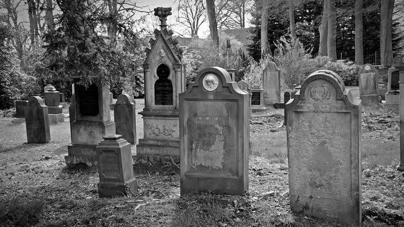 賈桂琳長達10幾個小時倒在低溫潮濕的墓園，最終失溫死亡。（圖/翻攝自Pixabay）