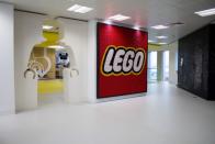 <p>Non una classica porta, ma la sagoma di un omino Lego all’ingresso della sede londinese.<br> Credit: Lego </p>