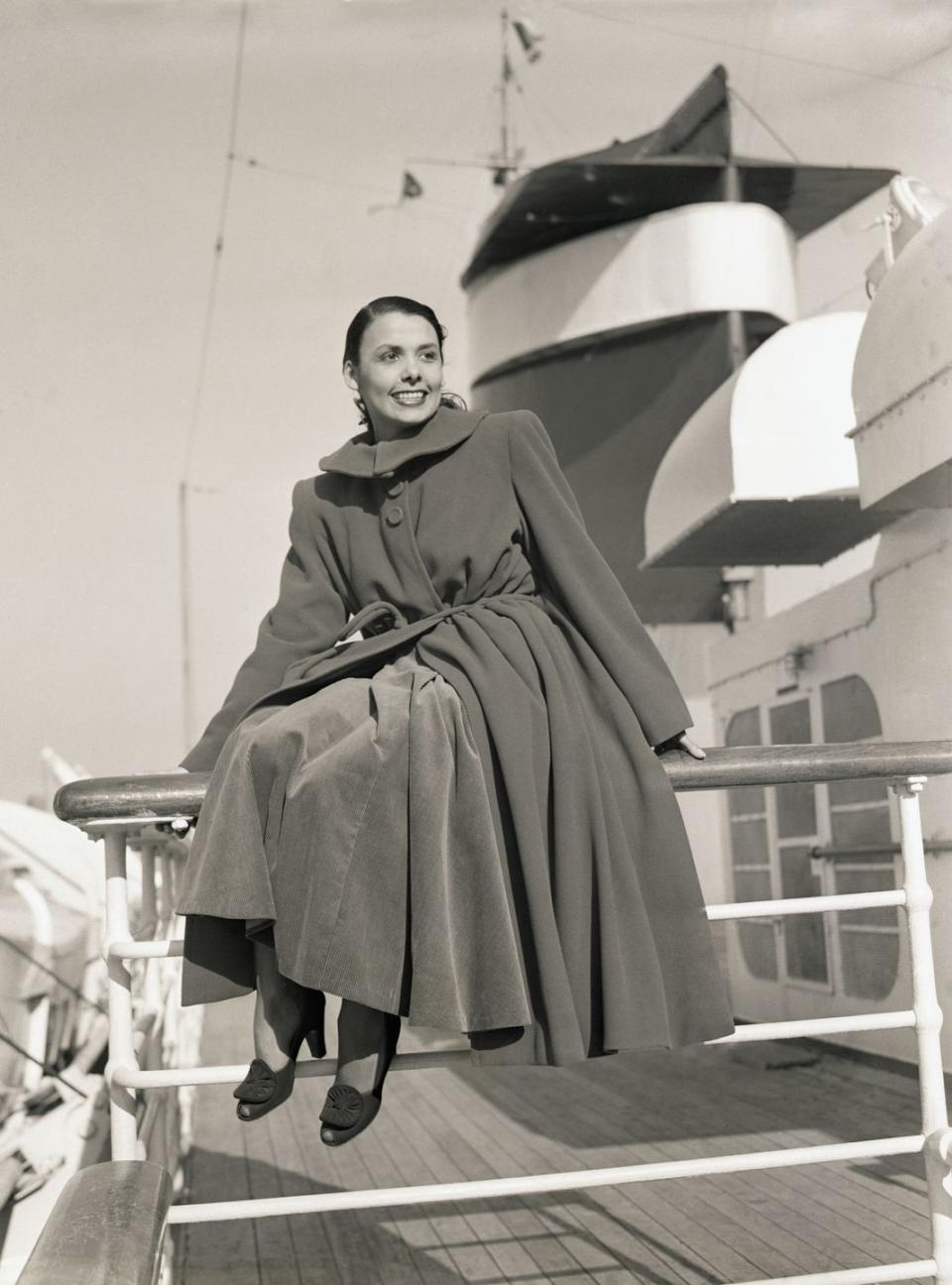 <p>After headlining shows in London and Paris, singer Lena Horne sets sail on the SS America. The singer was bound for New York City dressed in a velvet skirt and overcoat. </p>