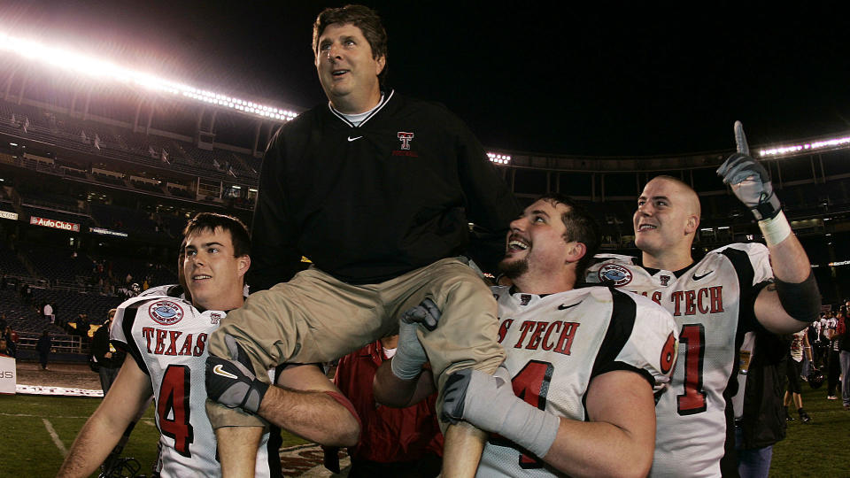 <p>1997 — Kentucky takes a chance on Division II coach Hal Mumme, who brings the “Air Raid” offense to the mainstream and spins off assistant coach Mike Leach to further spread the gospel. (Photo credit: AP) </p>