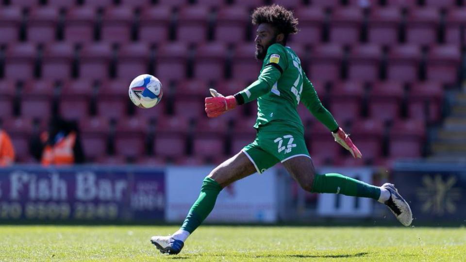 Lawrence Vigouroux in action for Leyton Orient 