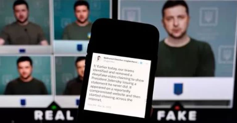 Los "deepfakes" o videos falsificados, también han visto mejorías con la IA. En este video falso de enero, el presidente de Ucrania Volodymyr Zelensky aparece diciendole a las tropas ucranianas que abandonen las armas
