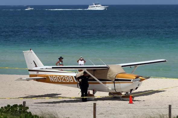 Plane makes emergency landing on Miami Beach