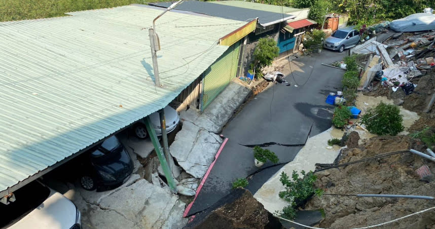 新店山區因道路坍方，造成民眾及車輛無路可走。（圖／翻攝畫面）