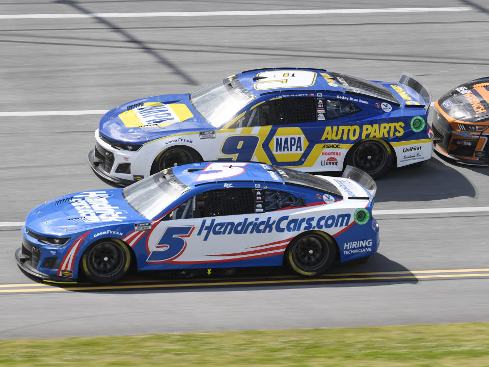 TALLADEGA, AL - 24 DE ABRIL: Los compañeros de equipo Kyle Larson (#5 Hendrick Motorsports HendrickCars.com Chevrolet) y Chase Elliott (#9 Hendrick Motorsports NAPA Auto Parts Chevrolet) compiten uno al lado del otro durante la carrera de la NASCAR Cup Series Geico 500 el 24 de abril de 2022, en Talladega Superspeedway en Talladega, AL.  (Foto de Jeffrey Vest/Icon Sportswire vía Getty Images)