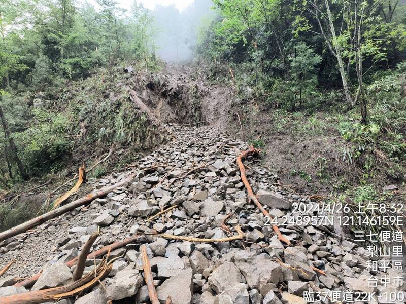 中橫便道持續封閉 餘震不斷又連續降雨，中橫便道多處落石坍方，交通 部公路局中區養護工程分局谷關工務段26日先下令機 具撤離避災，後續將視天候狀況再行搶通，目前中橫 便道仍維持封閉。 （谷關工務段提供） 中央社記者郝雪卿傳真  113年4月26日 